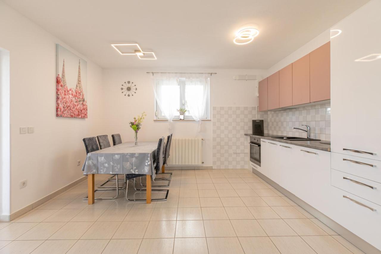 Apartments Tina Stinjan プーラ エクステリア 写真